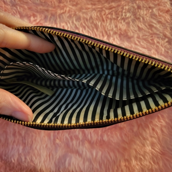 KATE SPADE LARGE WRISTLET WINE COLOR EUC - Picture 4 of 4